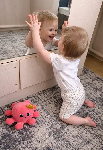 Нина играет