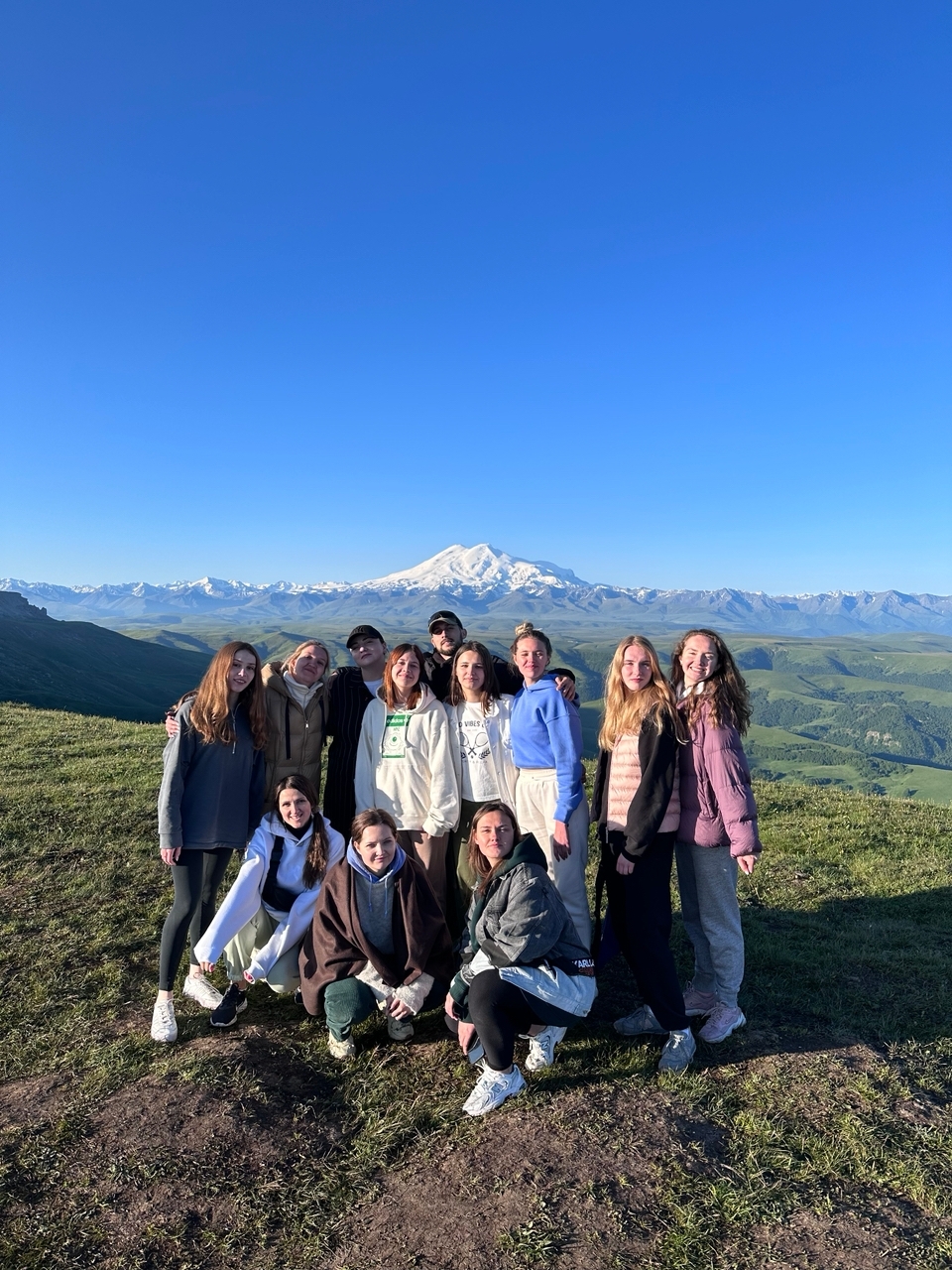 Плато Бермамыт с друзьями на фоне горы Эльбрус