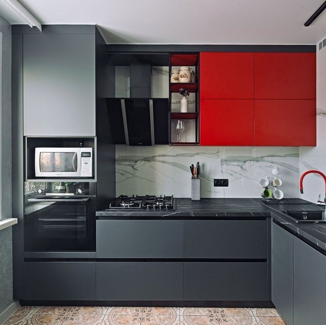 угловая кухня на заказ цвет темно серый с ярким акцентом