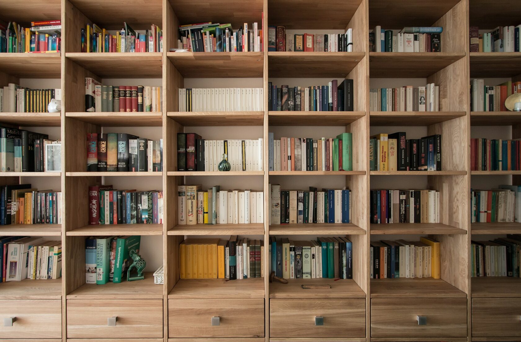 Книжный стеллаж