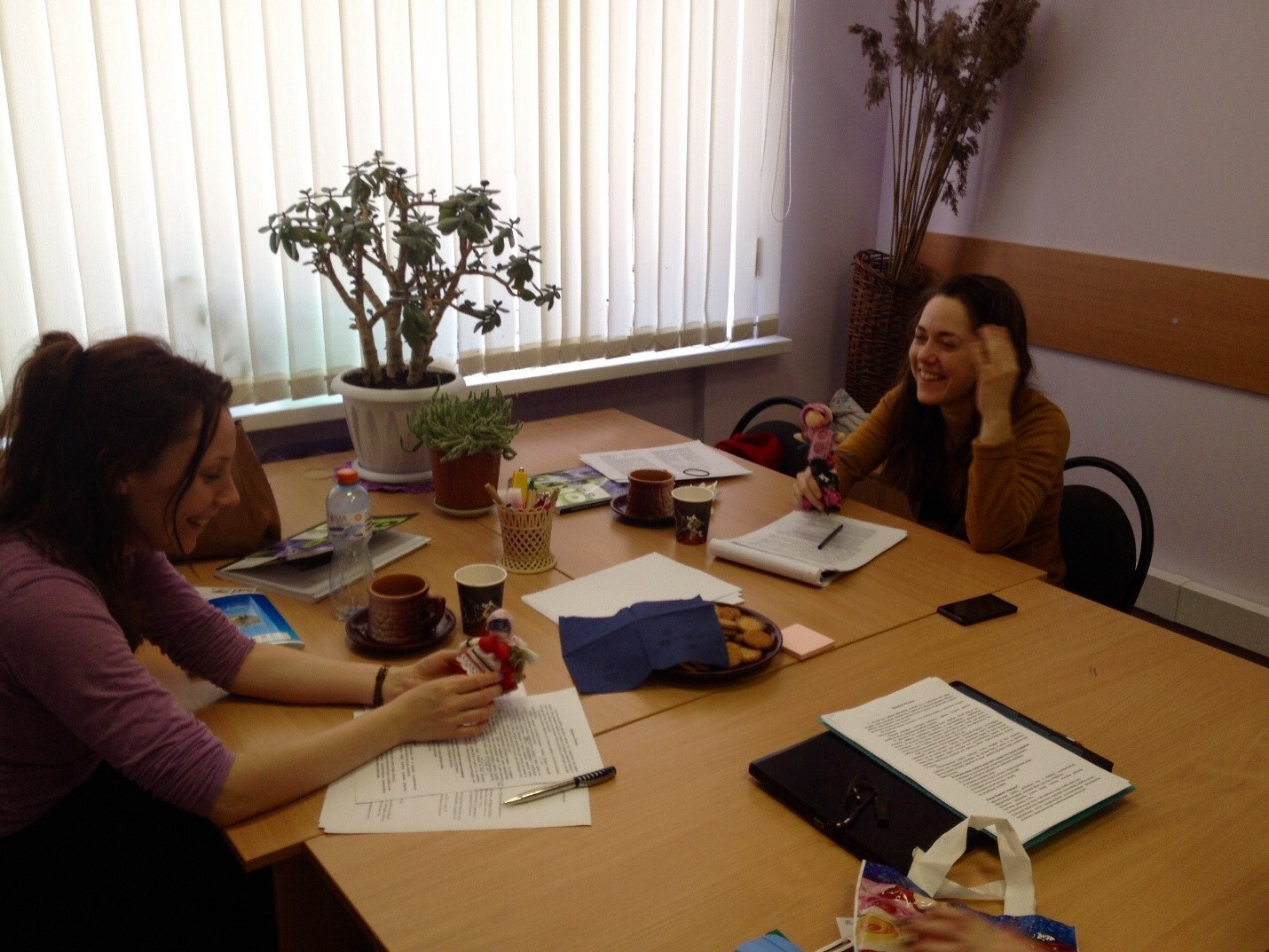One-on-one Russian lesson indoors with a teacher