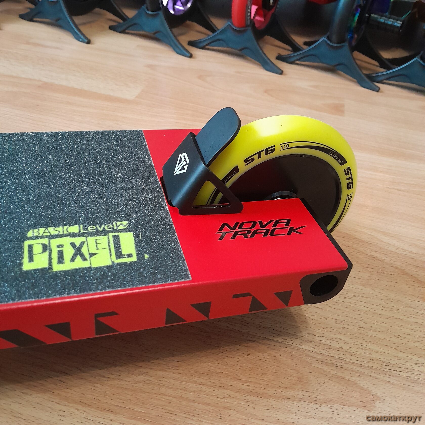 Трюковой самокат Novatrack pixel 90 красный