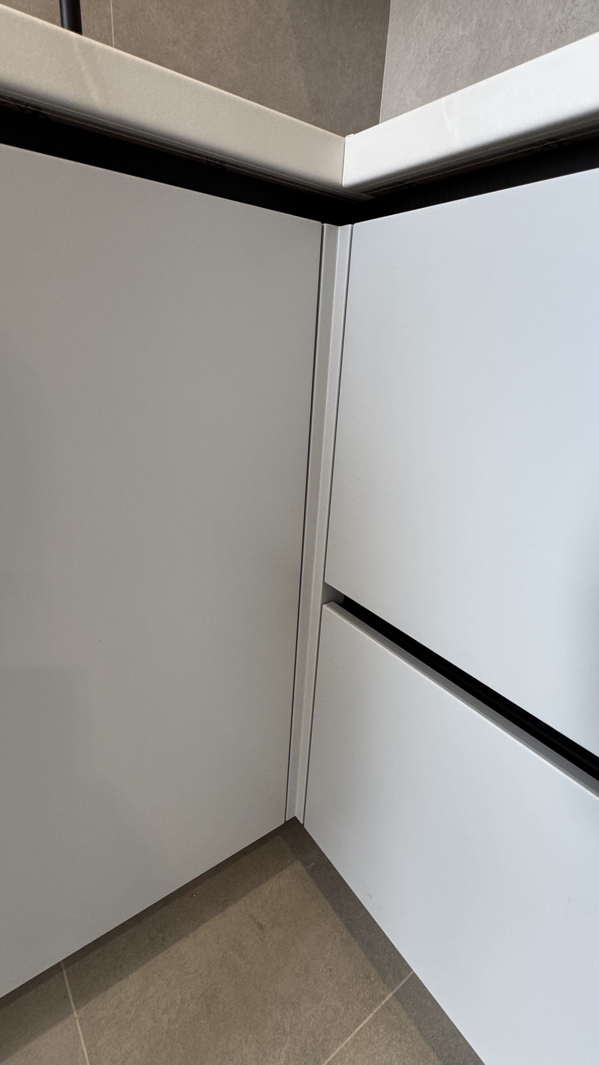 угловая кухня на заказ в светлых тонах, техугол мойки близко