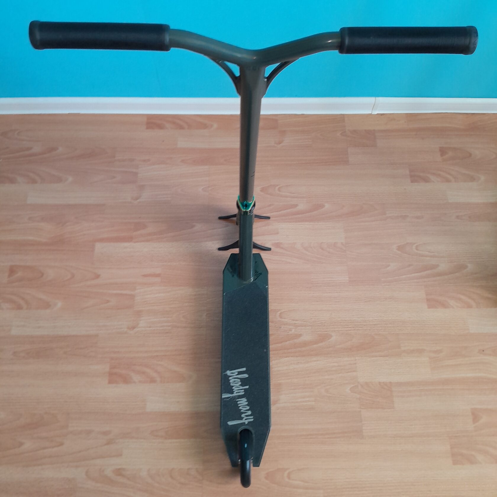 Трюковой самокат Versatyl Bloody Mary V2 чёрный/нео