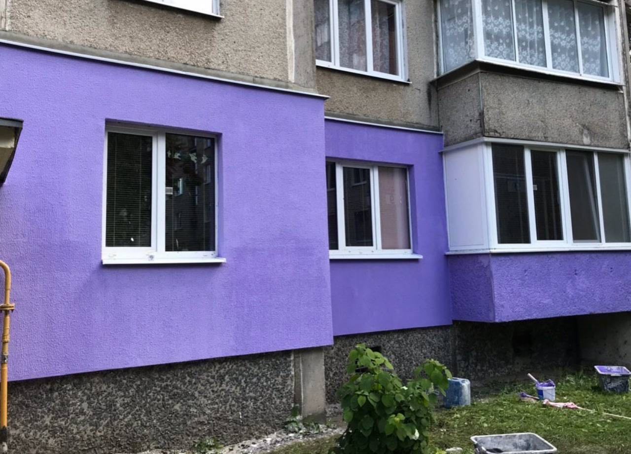 Готовое утепление фасада первого этажа с фиолетовой отделкой