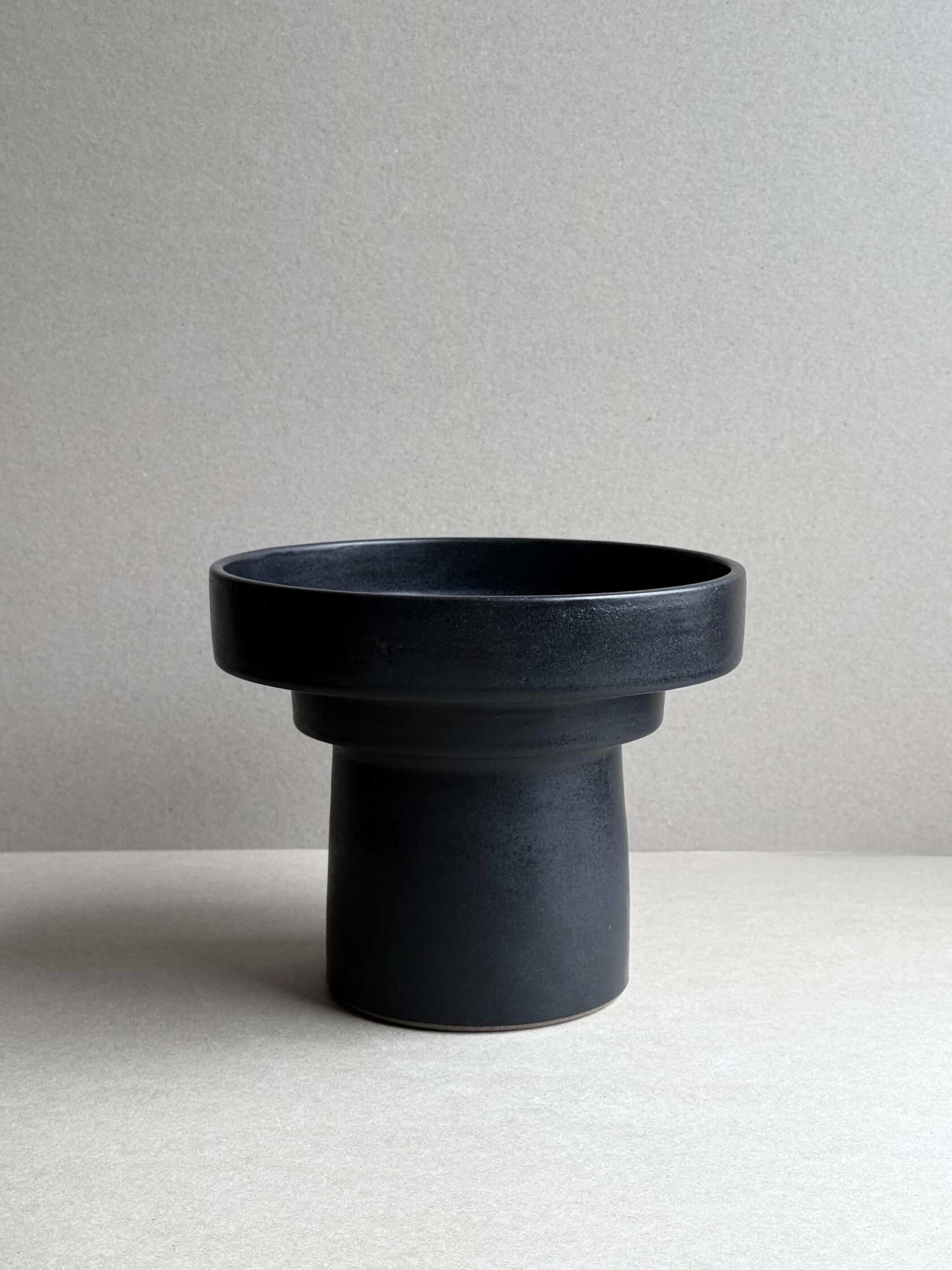 Черная керамическая ваза Tor, DDOK ceramics