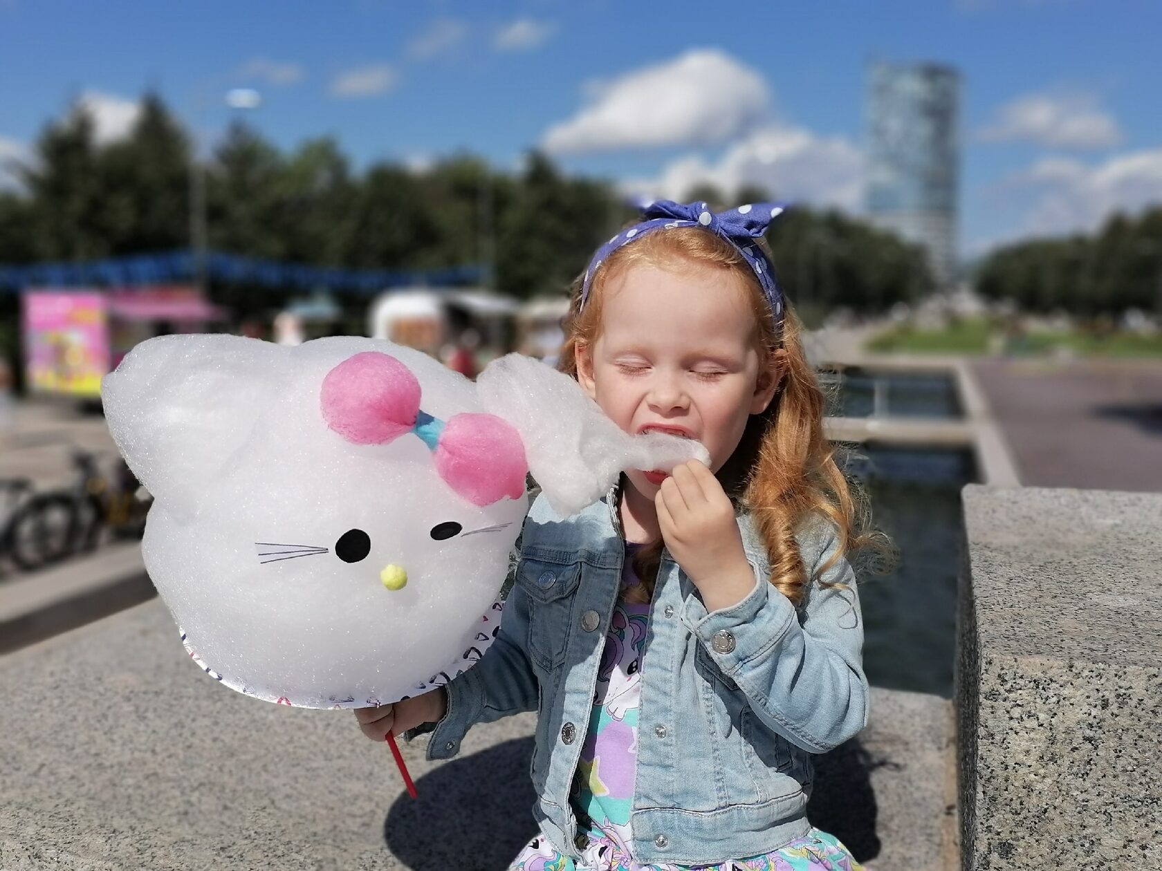 Девочка с фигурной сладкой ватой 