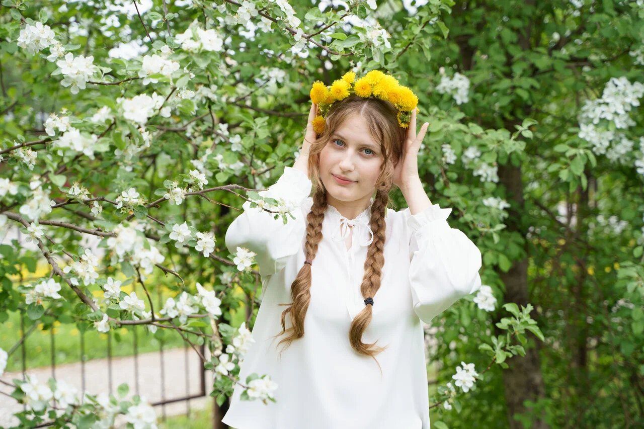 Выпускница в венке из одуванчиков на весенней съёмке