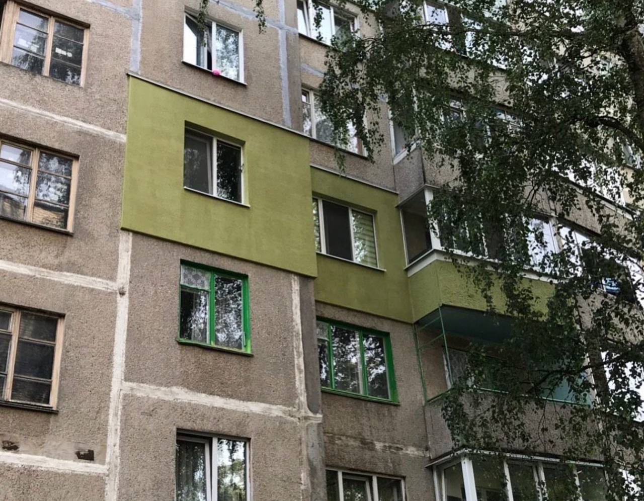 Утеплённый участок фасада с зелёной декоративной отделкой