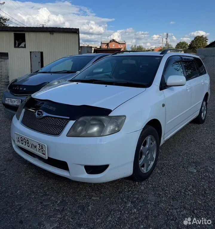 Toyota Fielder серебристого цвета на площадке проката