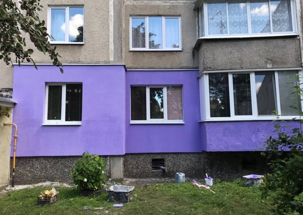 Готовое утепление фасада первого этажа в фиолетовом цвете