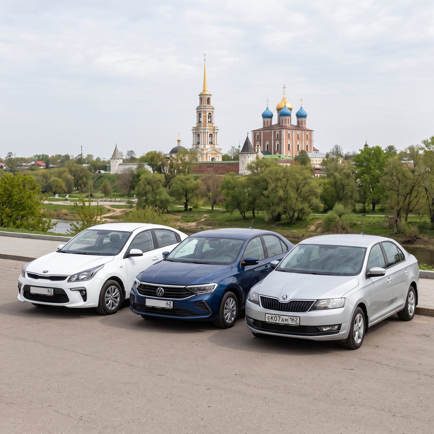 Автомобили эконом-класса KIA Rio, VW Polo, Skoda Rapid на фоне Рязани