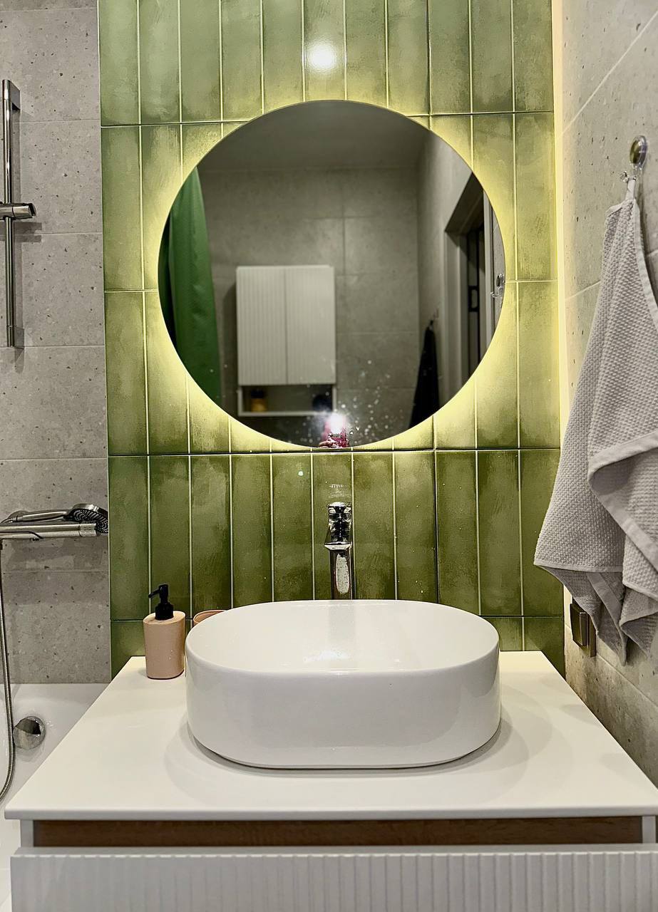 Интерьер ванной комнаты с тёмной плиткой