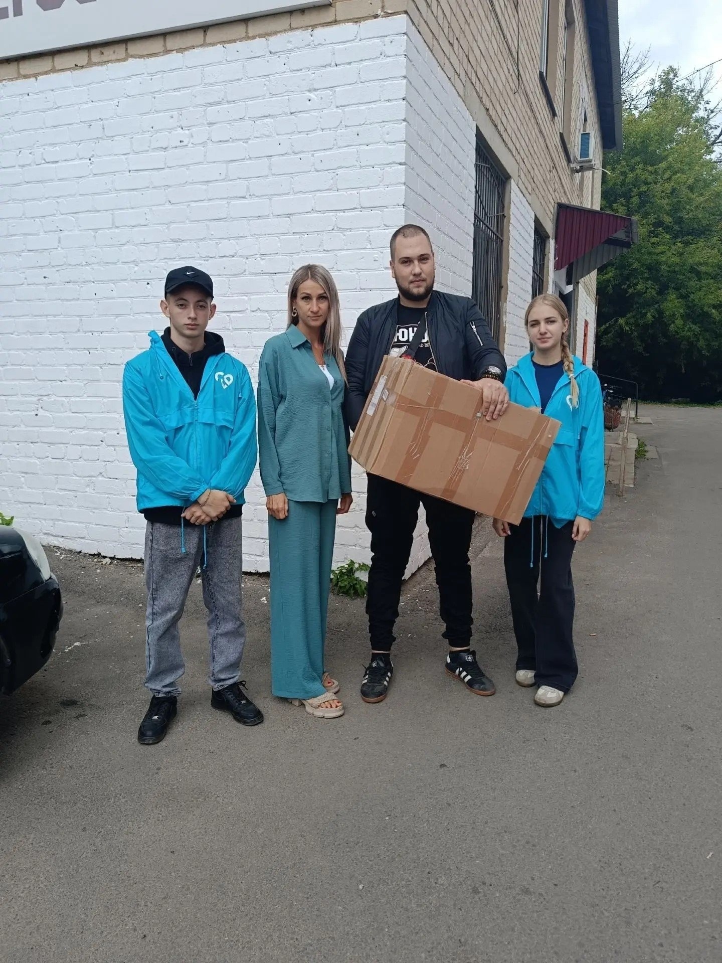 Волонтёры с коробкой помощи