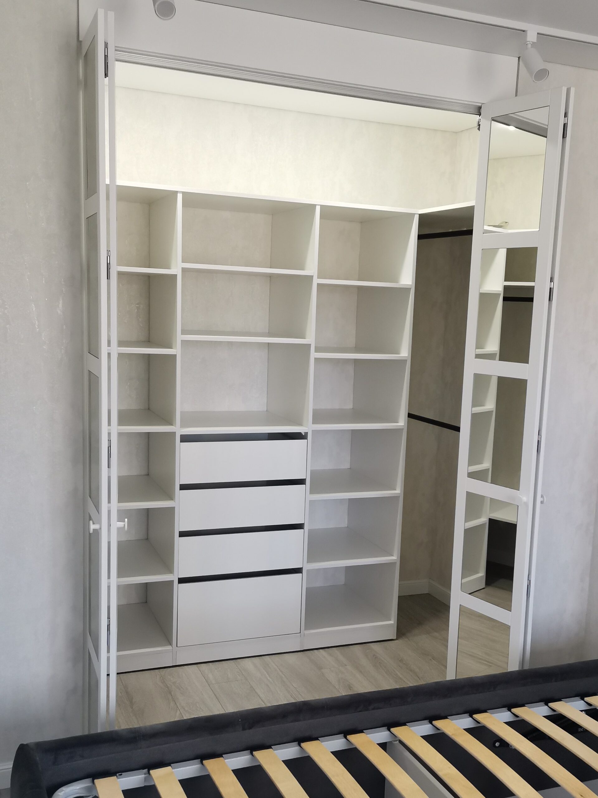 Гардеробная спальня шкаф купе на заказ распашной, наполнение