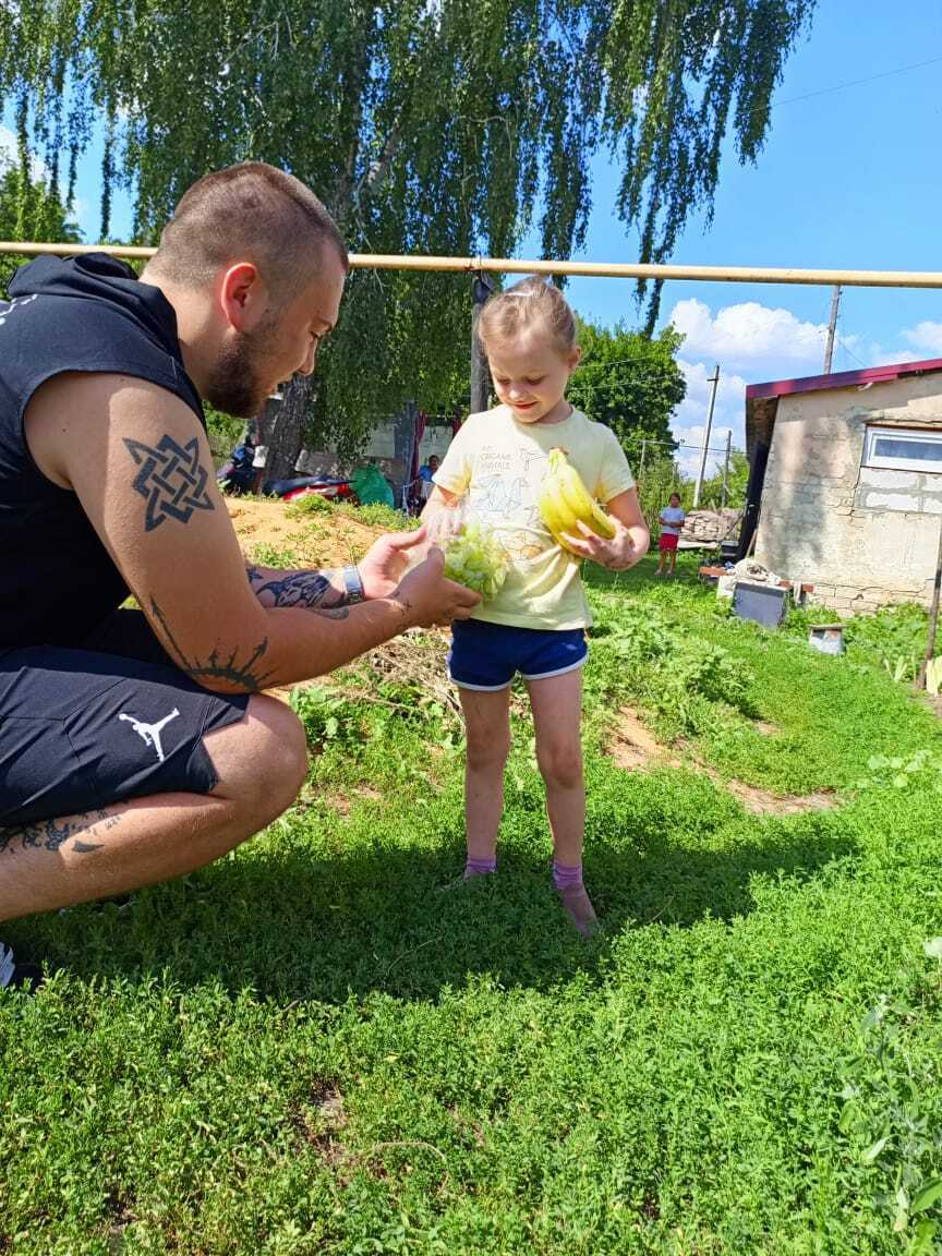 Девочка с бананами и виноградом