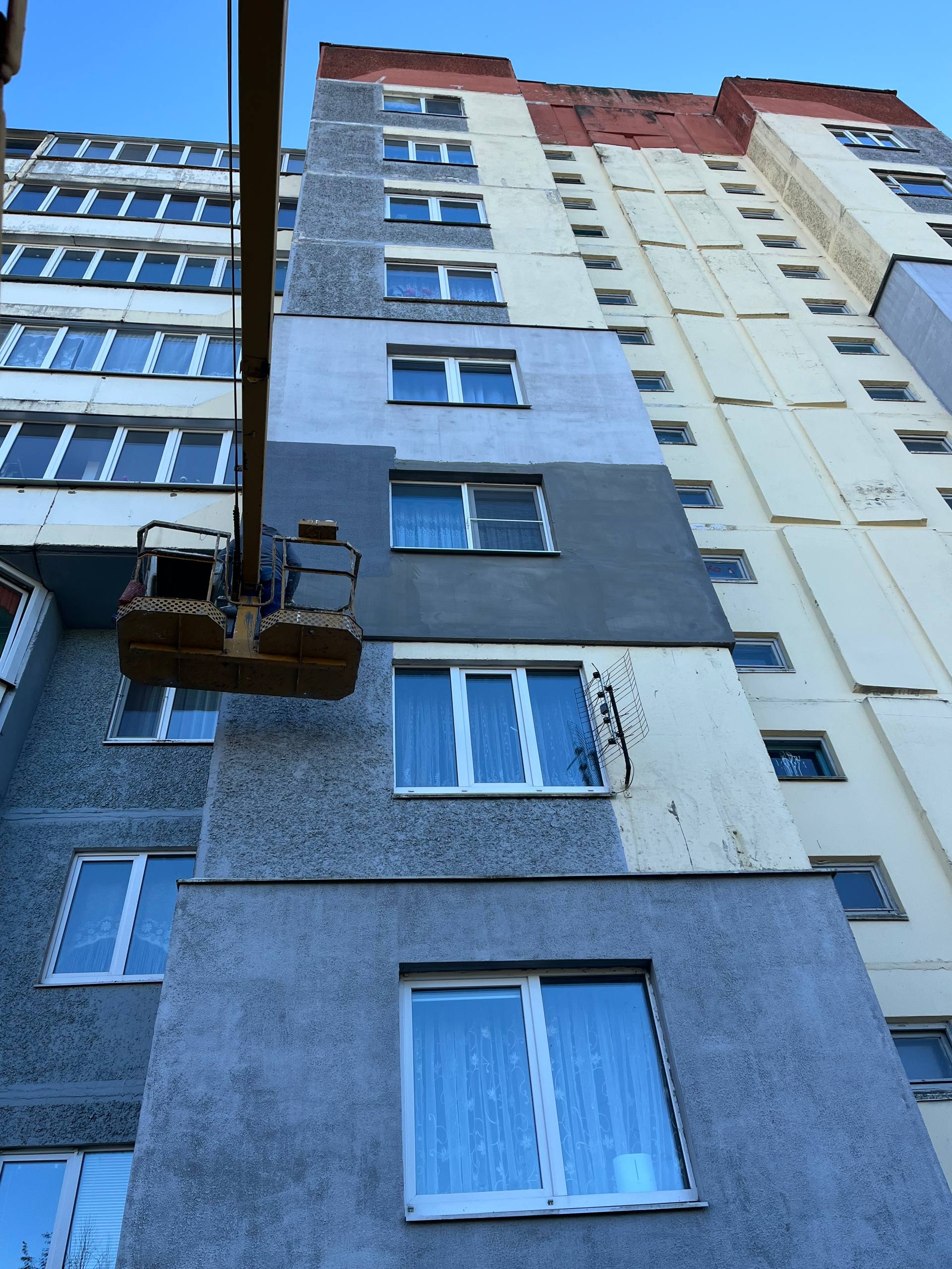 Утепление фасада многоэтажного дома с автовышки