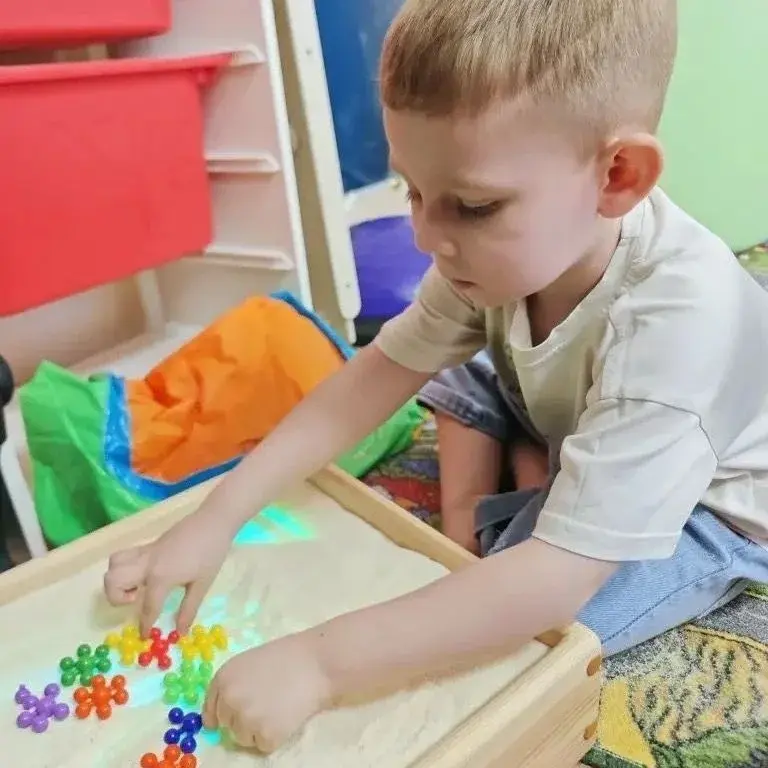 Захар играет с цветными фишками
