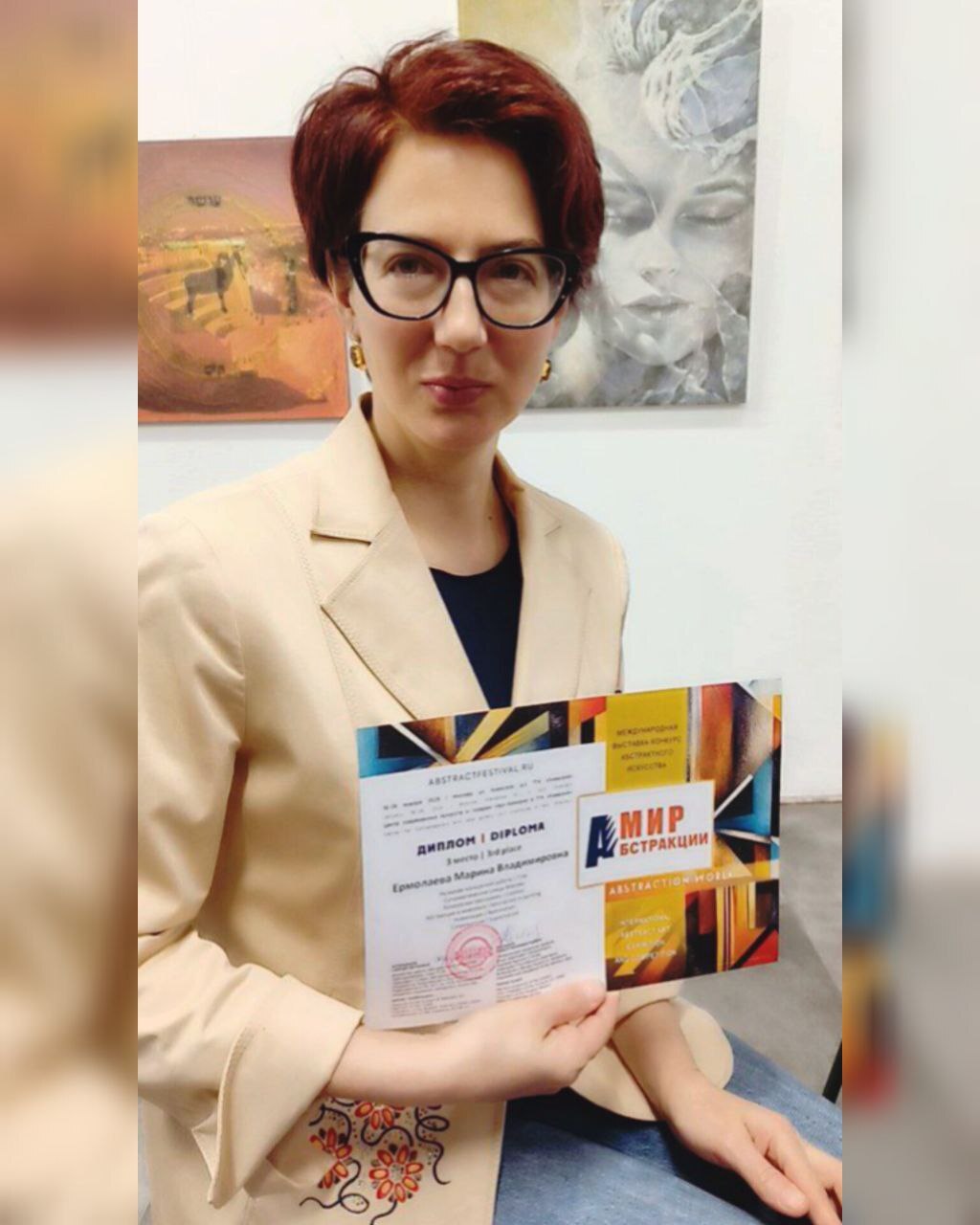 Художница у собственного стенда