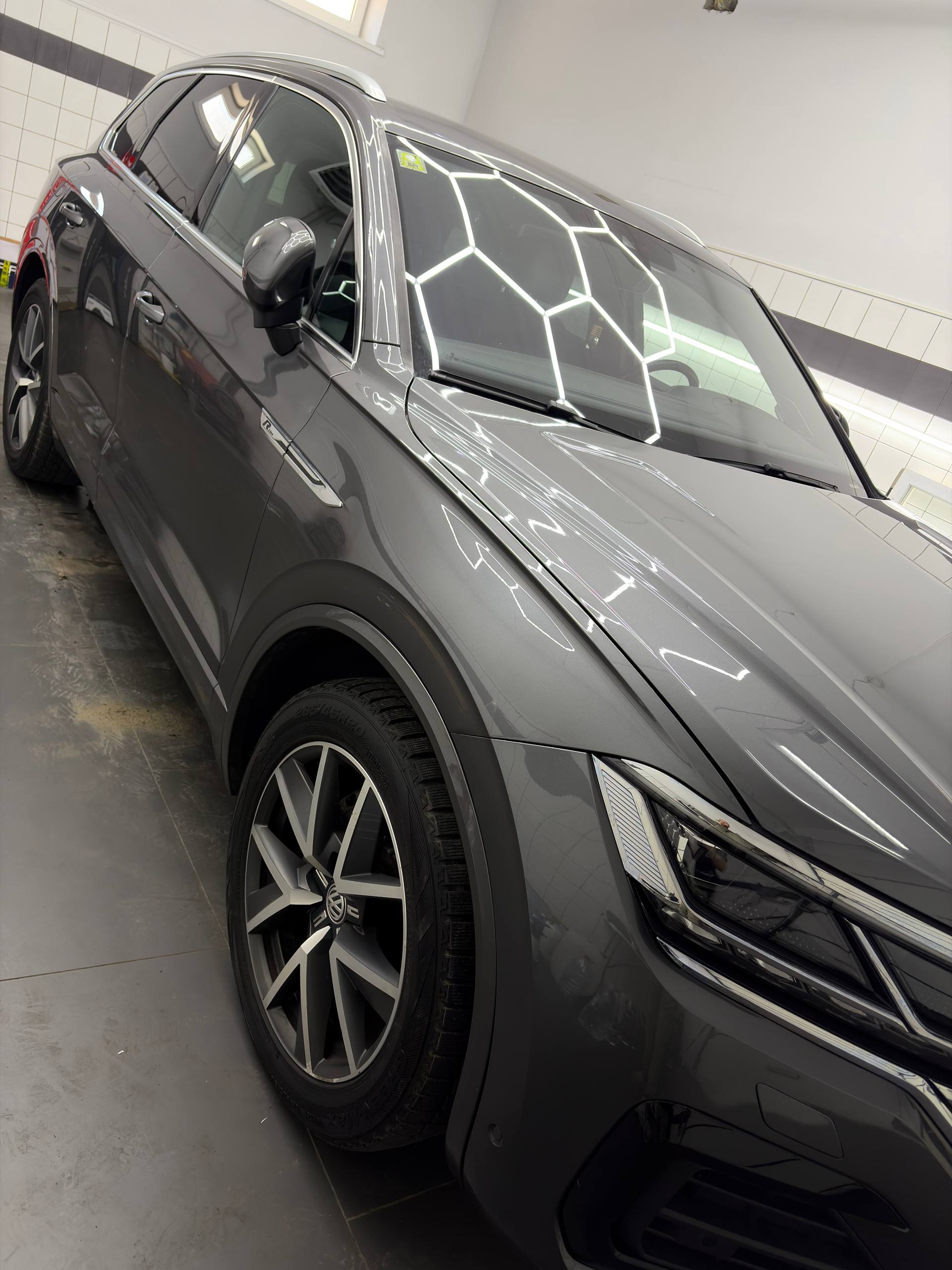 Готовый VW после оклейки в боксе BaZa