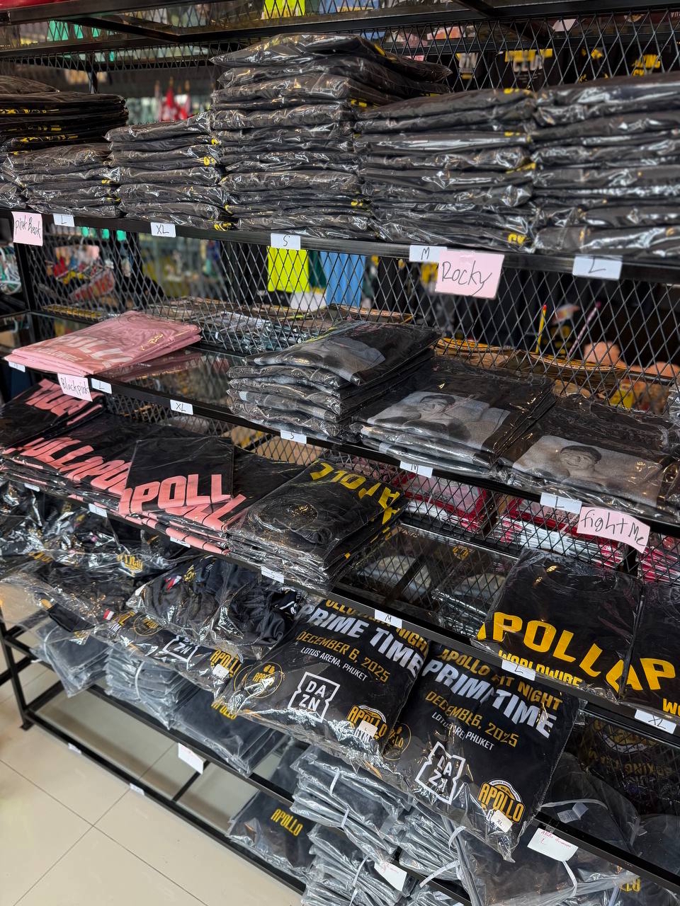 Полки с экипировкой в Fight Shop Apollo Camp