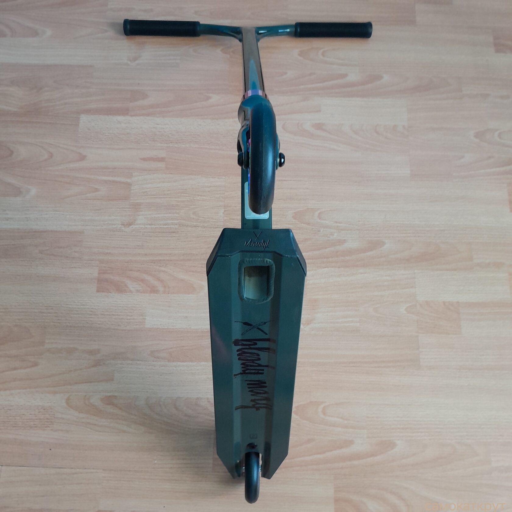 Трюковой самокат Versatyl Bloody Mary V2 чёрный/нео