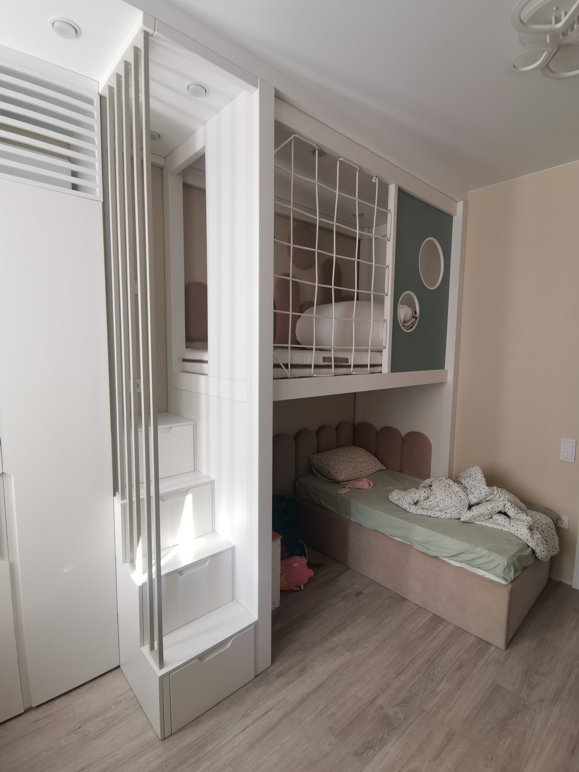 детская мебель на заказ , спальная зона и лестница