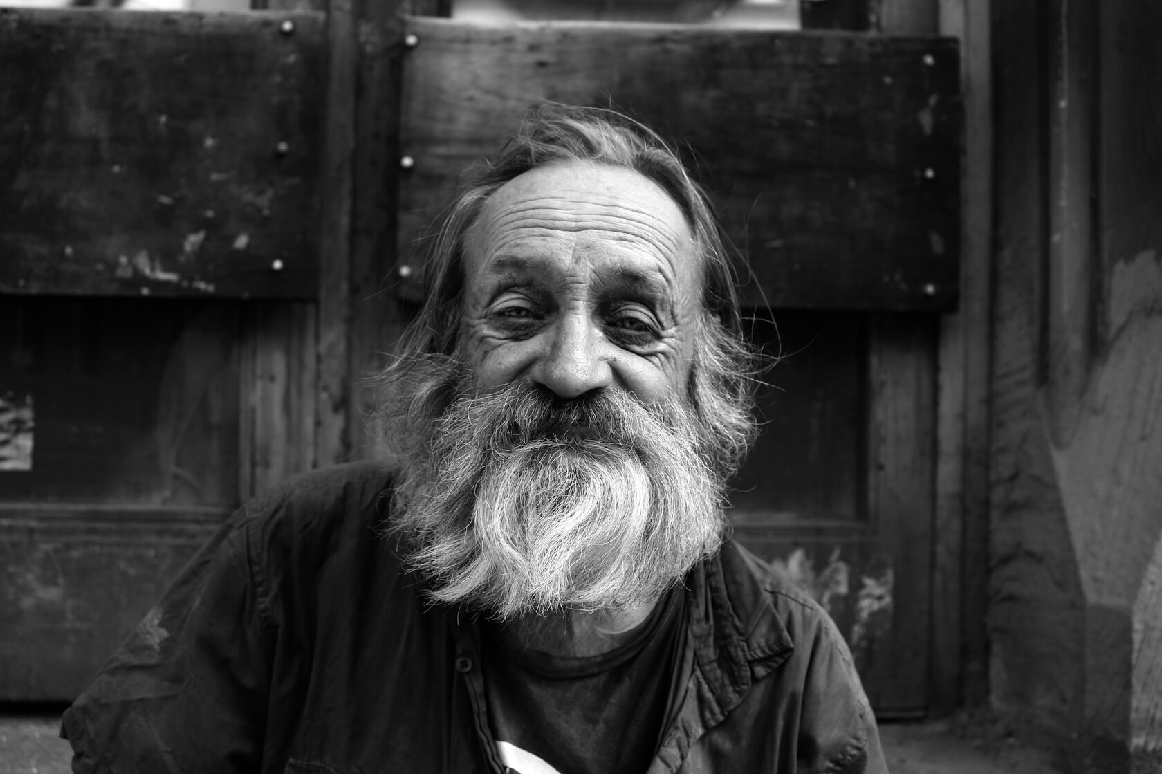 Дед Мокей — старик с бородой в тёмном свете
