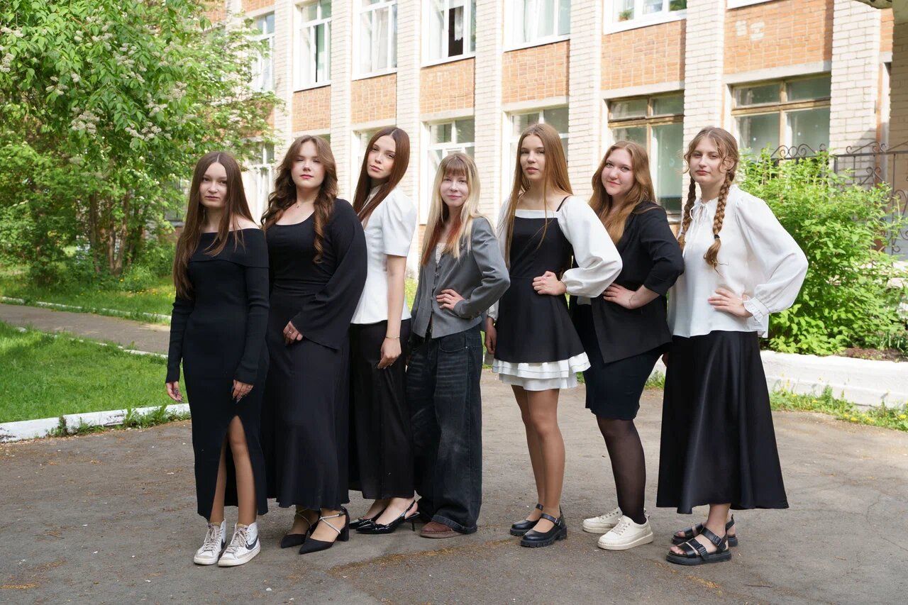 Выпускной класс во дворе школы