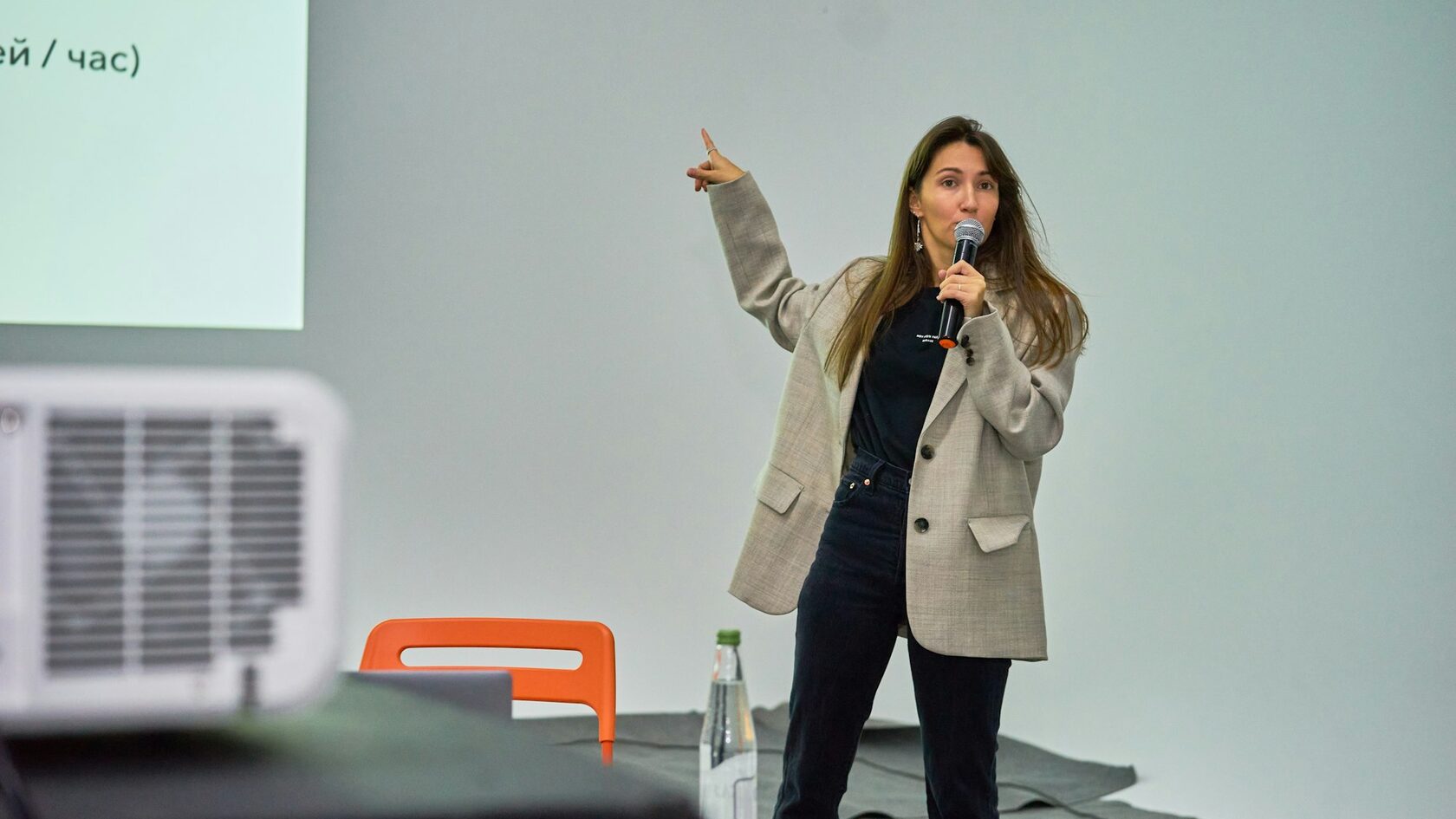 Ведущий проводит мастер-класс