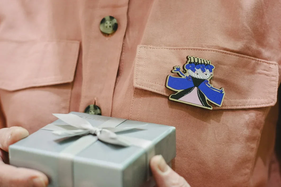 подарочный сувенир деревянный значок