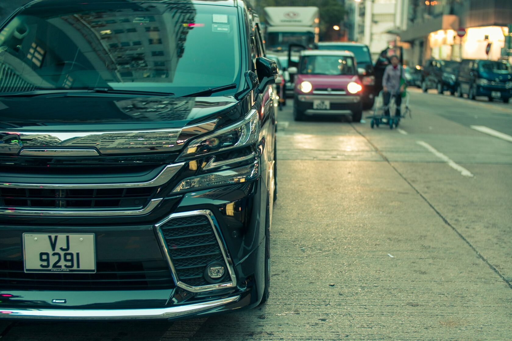 Чёрный минивэн Toyota Alphard
