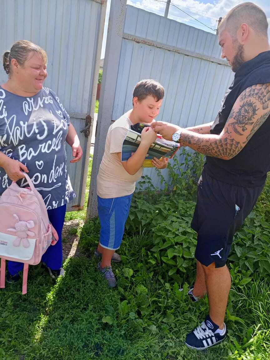 Семья у калитки с подарками