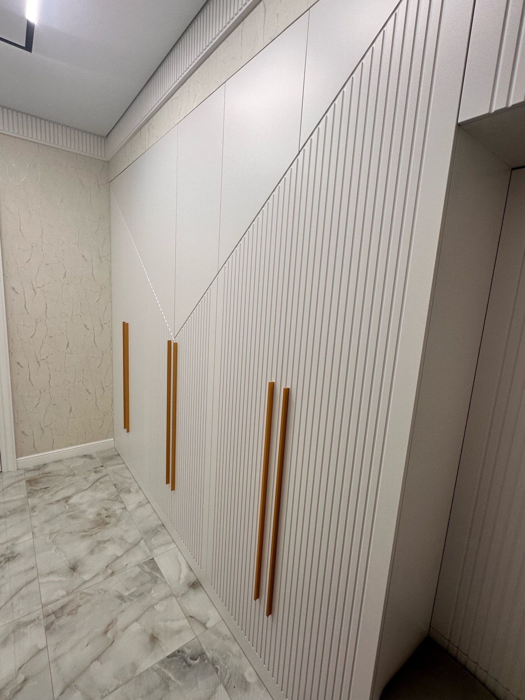 Гардеробная прихожая шкаф на заказ распашной, фасады комбинированные эмаль