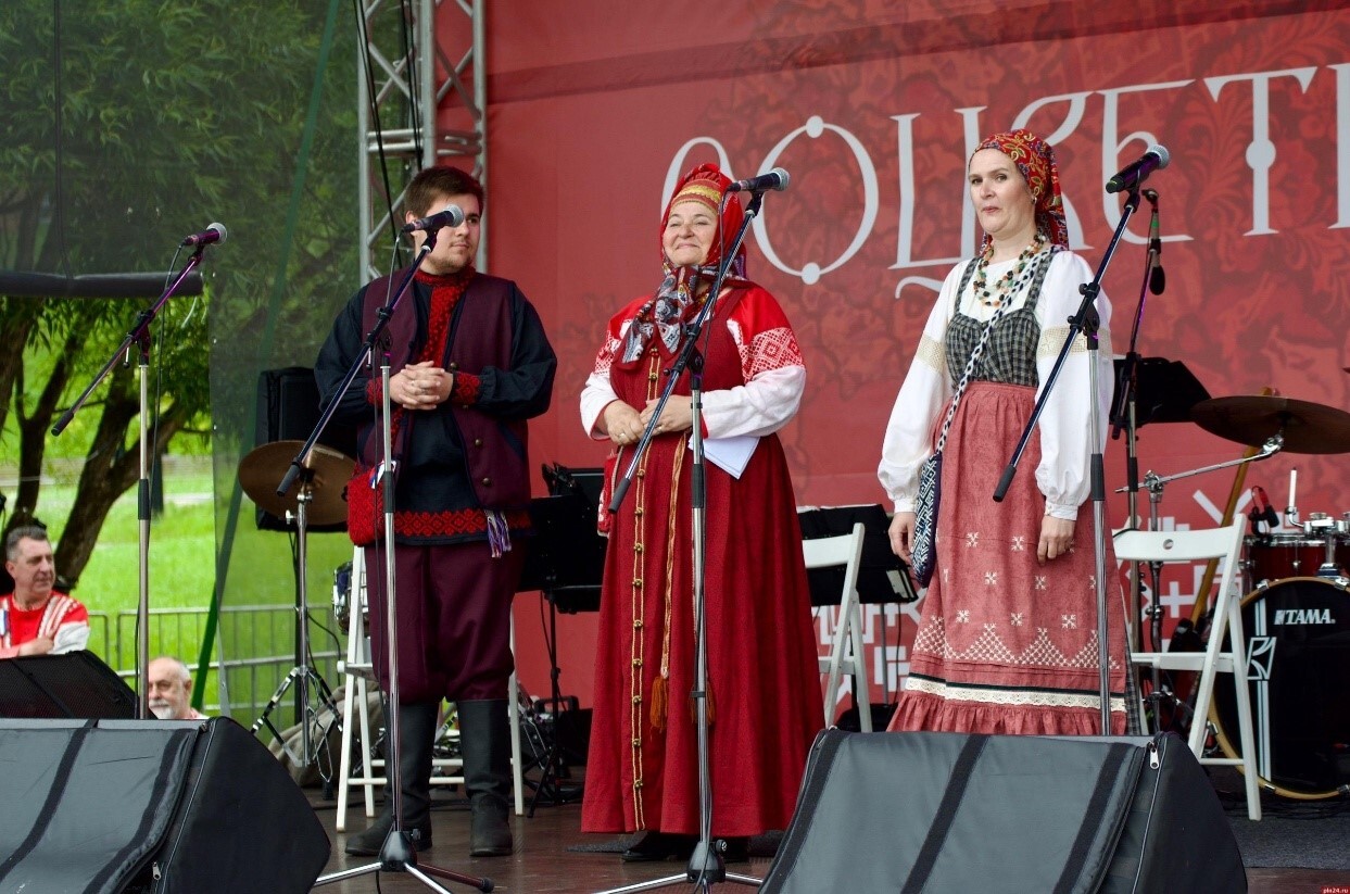 Open-air folk concert near the Krom walls