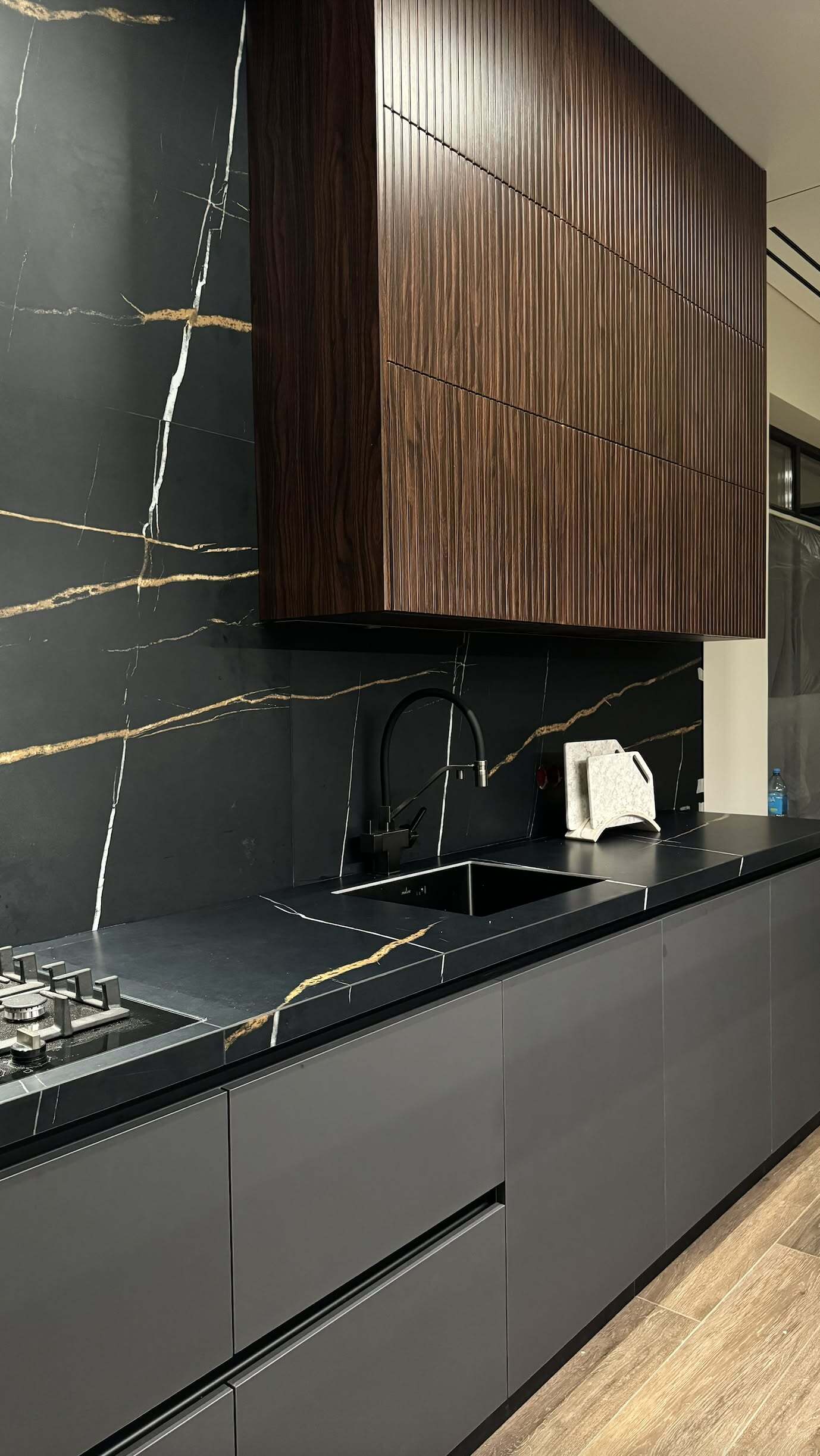 Кухня под ключ Краснодар — мраморный фартук и деревянные рифлёные фасады