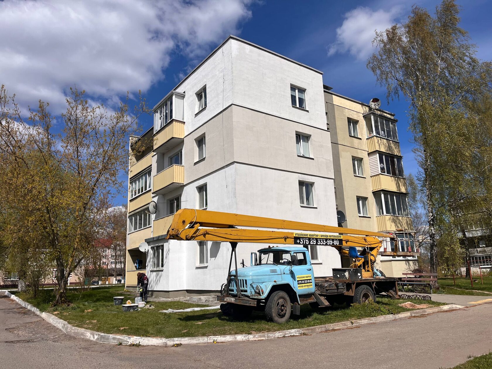Автовышка возле утеплённого жилого дома