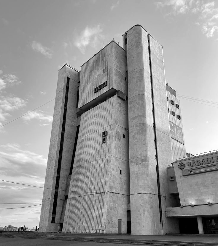 Наклонная стена театра с вертикальными швами облицовки
