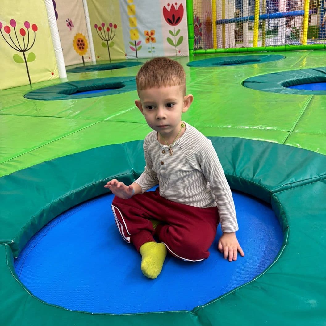 Захар в игровой зоне с батутами