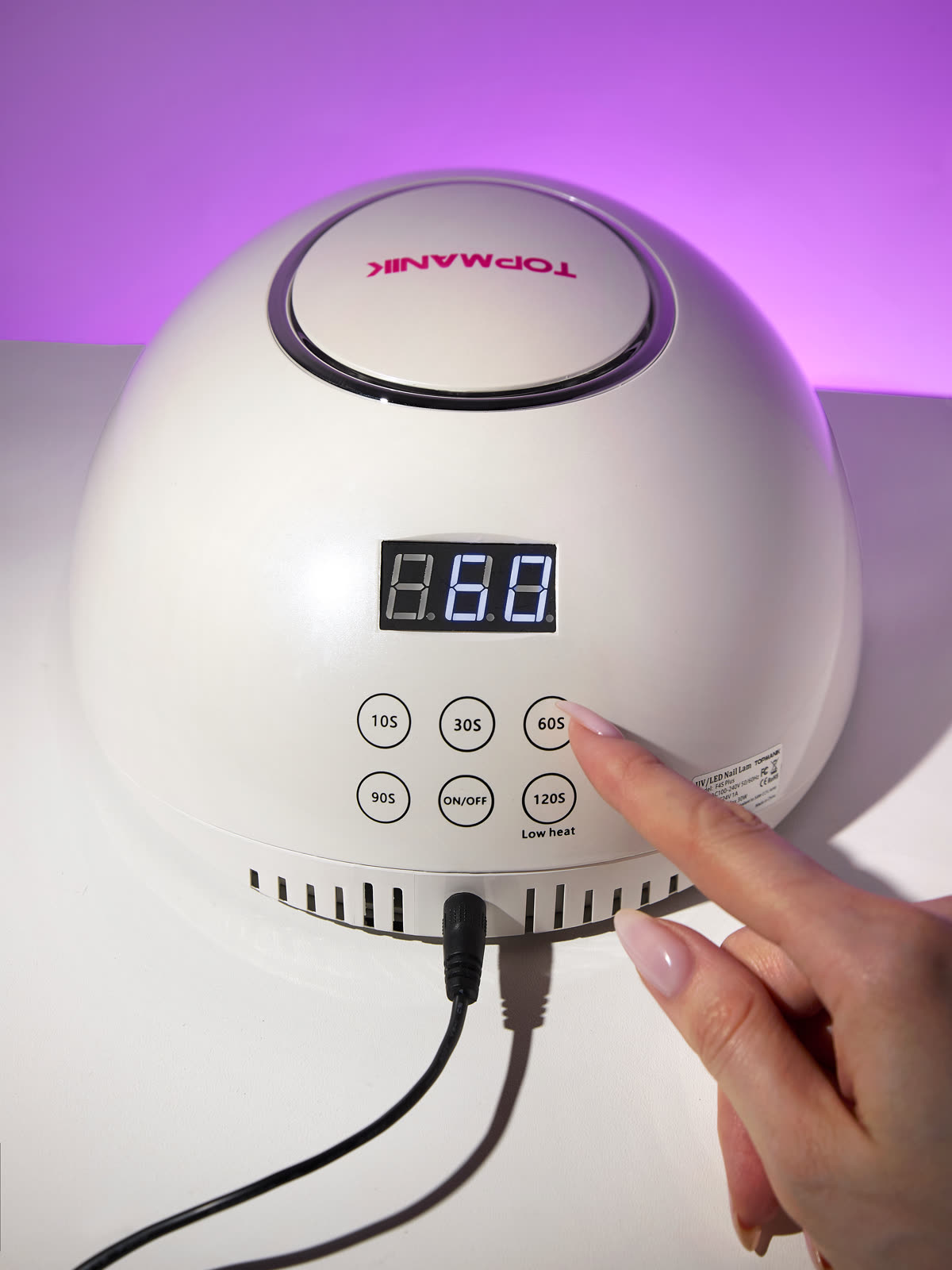 Палец нажимает кнопку 60 секунд, рядом кнопка 120S Low heat