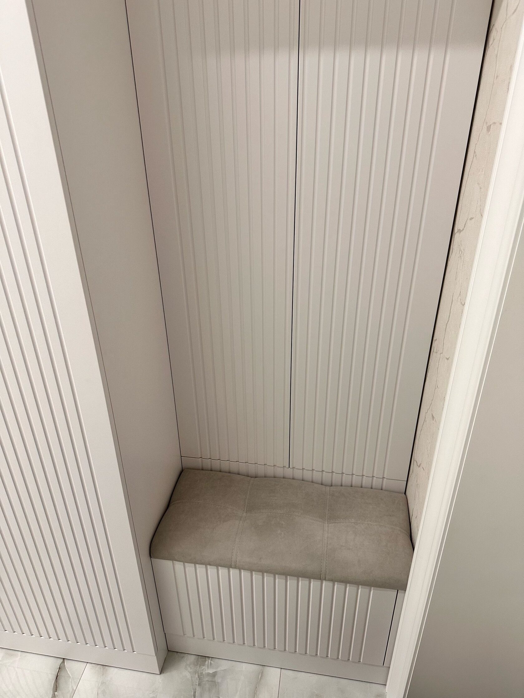 Гардеробная прихожая шкаф на заказ распашной, мягкая зона 