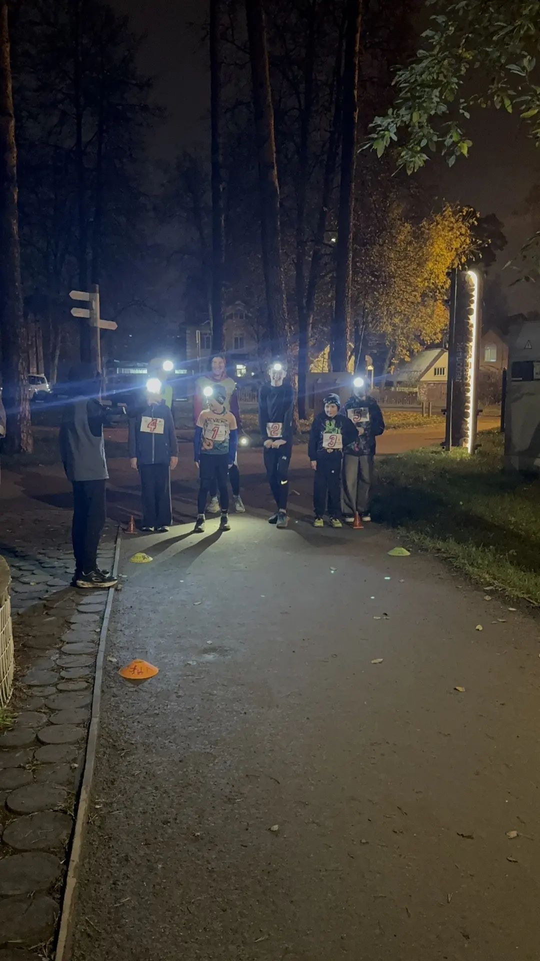 Болельщики и волонтёры вдоль трассы