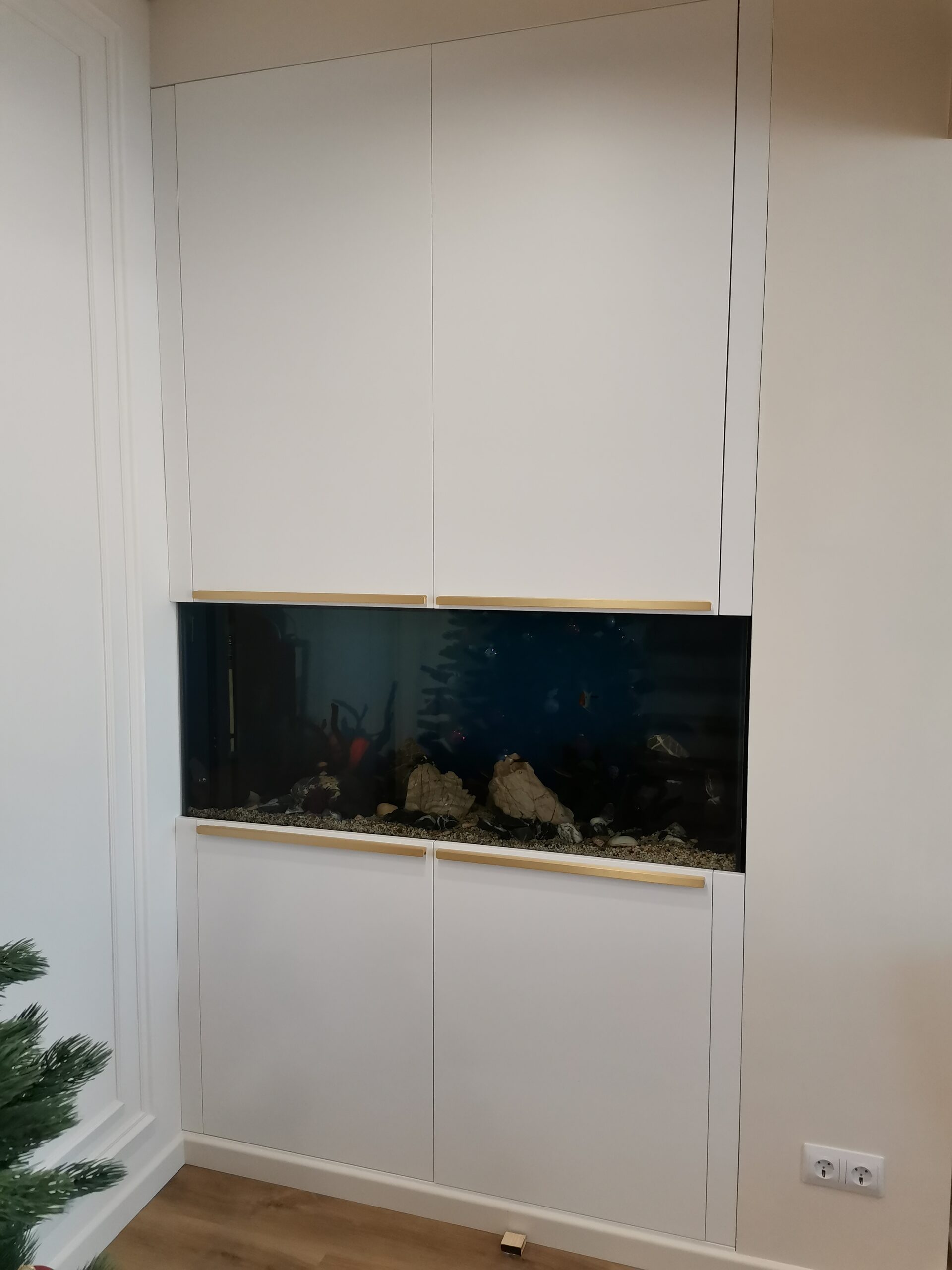 Встроенный в шкаф на заказ аквариум