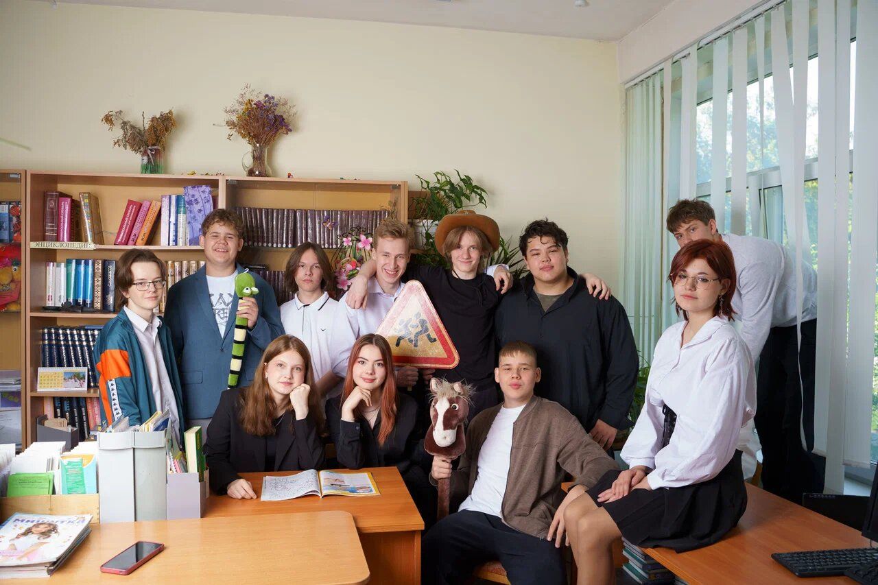 Весь выпускной класс в школьной библиотеке