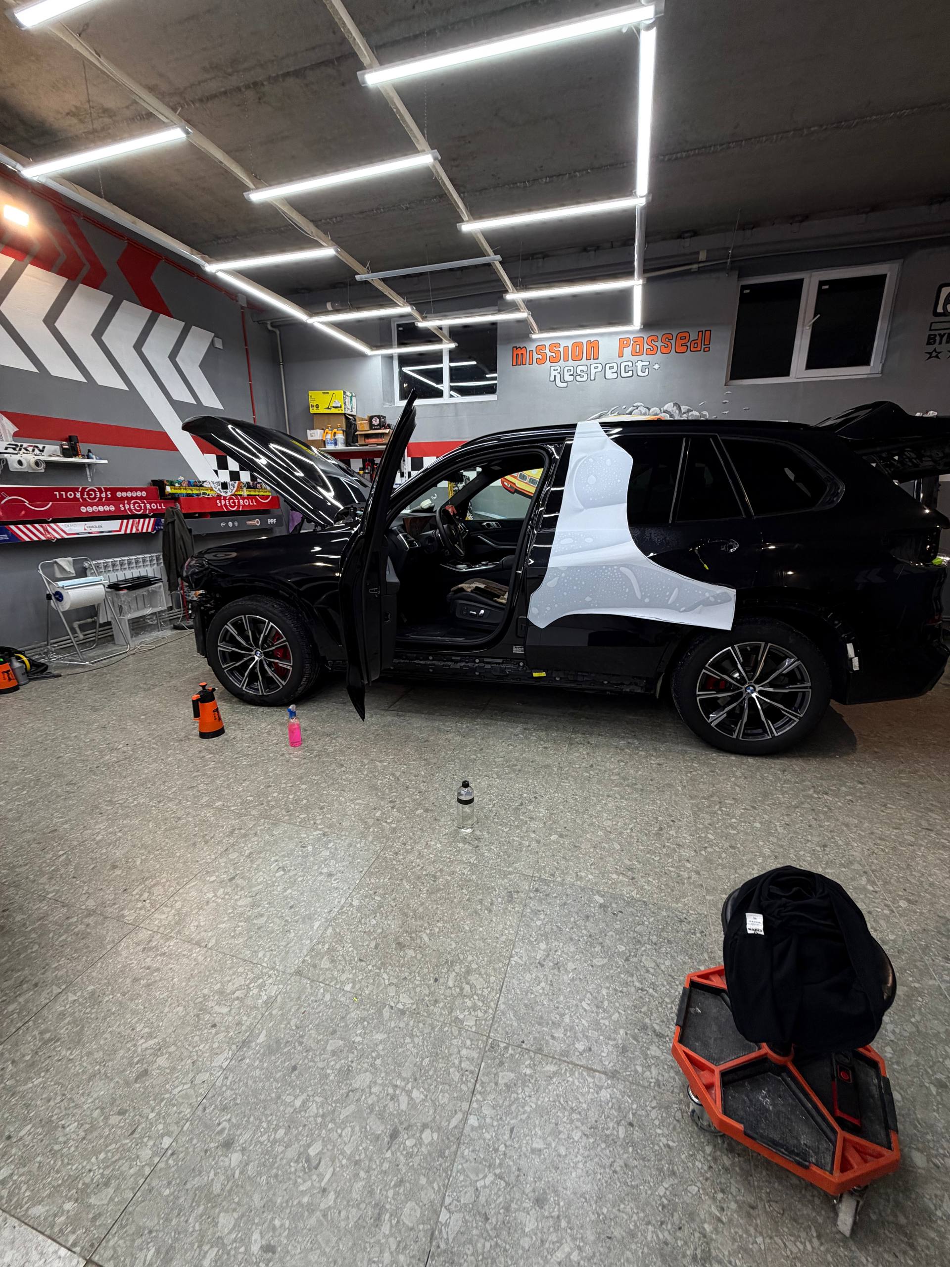 BMW со снятой дверью и накладкой