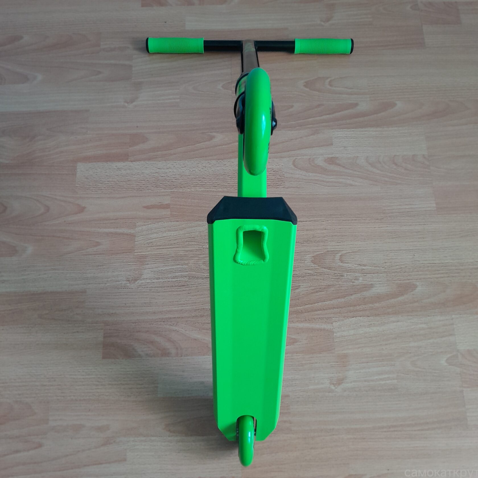 Трюковый самокат MINIJUMP детский зелёный