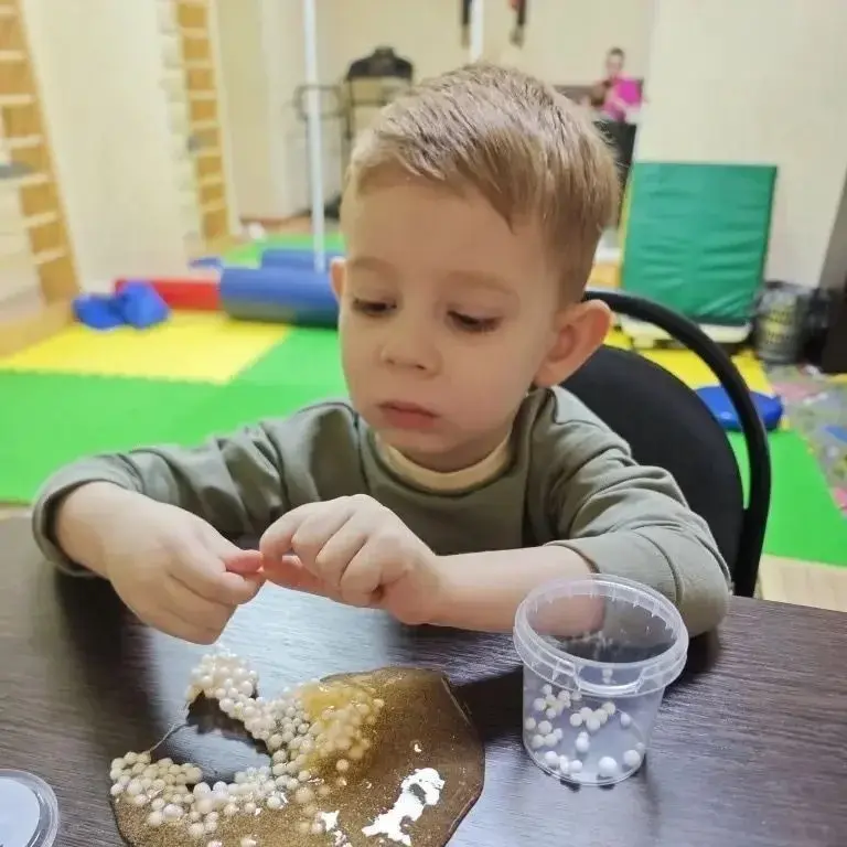 Захар занимается со слаймом