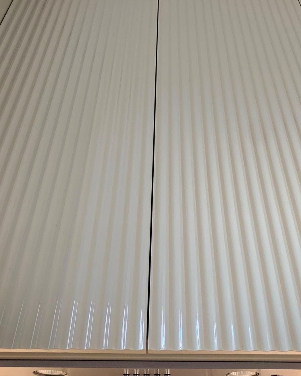 угловая кухня на заказ в светлых тонах фасад гребенка, глянец