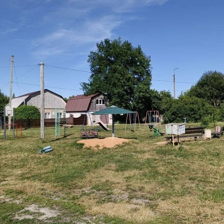 Прогнившая и покосившаяся горка на детской площадке