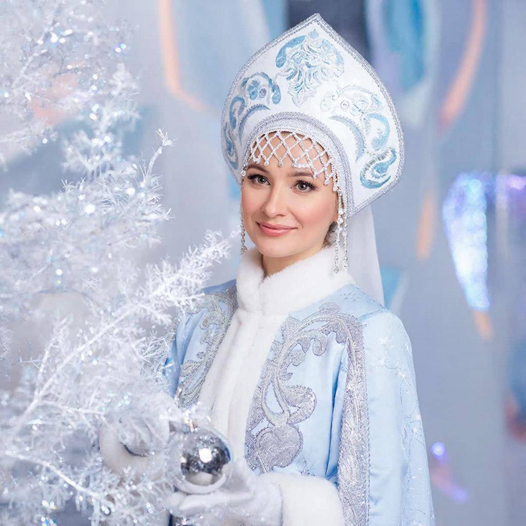 Снегурочка в элегантном праздничном наряде